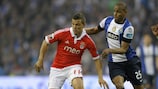 Lima (Benfica) e Fernando (Porto) no embate de Maio passado entre as duas equipas