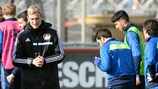 Sami Hyypiä dirige o treino do Leverkusen