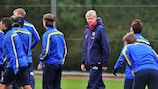 Arsène Wenger dirige o treino do Arsenal na terça-feira