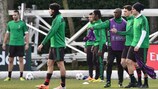 Кларенс Зеедорф руководит тренировкой "Милана" за день до матча