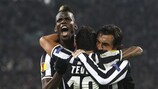 Paul Pogba, Carlos Tévez e Andrea Pirlo festejam o segundo golo da Juventus