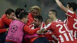 O Olympiacos festeja após fazer o 2-0 frente ao United