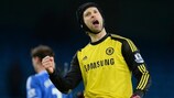 Petr Čech celebra la victoria del Chelsea sobre el Manchester City en febrero