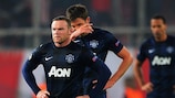 Wayne Rooney y Michael Carrick durante la derrota del Manchester United contra el Olympiacos