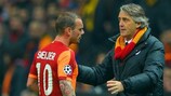 Wesley Sneijder debatiendo una táctica junto al técnico del Galatasaray Roberto Mancini