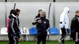 José Mourinho dá instruções no treino de terça-feira