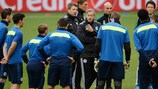 Jens Keller supervisiona o treino do Schalke na véspera do jogo