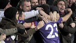 Manuel Pasqual celebra un gol con los aficionados de la Fiorentina