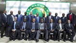 Representantes de UEFA y la CAF después de firmar el Memorando