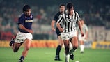 O brasileiro Dunga, da Fiorentina, persegue Pierluigi Casiraghi, avançado da Juventus, na final de 1990 da Taça UEFA