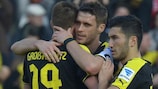 Sebastian Kehl é felicitado depois de marcar o golo da vitória do Dortmund