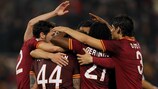 Francesco Totti recebe os parabéns dos companheiros da Roma