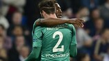 Schalkes Chinedu Obasi wird von Tim Hoogland umarmt
