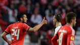 Ezequiel Garay (links) feiert den Führungstreffer für Benfica