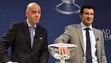 O Secretário-Geral da UEFA, Gianni Infantino, e o embaixador da final da UEFA Champions League, Luís Figo, no sorteio dos quartos-de-final