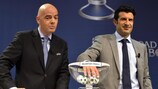 Генеральный секретарь УЕФА Джанни Инфантино и Луиш Фигу в ходе жеребьевки 1/4 финала