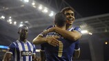 Ricardo Quaresma (nº7) festeja com Carlos Eduardo após marcar um golo pelo Porto