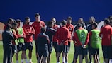 Diego Simeone s'adresse à ses joueurs de l'Atlético