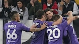 Mario Gomez (ao centro) comemora o empate