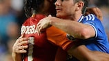El delantero del Galatasaray Didier Drogba y el jugador del Chelsea Frank Lampard se abrazaron tras el pitido final