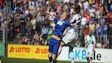 Защитник "Вольфсбурга" Йозефине Хеннинг (справа) выигрывает верховую борьбу