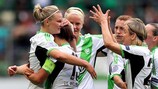 Alexandra Popp es felicitada por sus compañeras del Wolfsburgo
