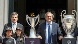 UEFA-Präsident Michel Platini (Mitte), Lissabons Bürgermeister António Costa (rechts) und FPF-Präsident Fernando Gomes (links) nach der Übergabezeremonie