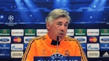 O treinador do Real, Carlo Ancelotti, fala à comunicação social antes do jogo com o Dortmund