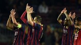 Andrés Iniesta e restantes companheiros do Barcelona agradecem o apoio dos adeptos no final do encontro