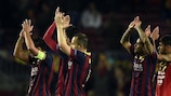 Andrés Iniesta und seine Teamkollegen bedanken sich nach dem Schlusspfiff bei den Fans