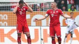 Daniel Van Buyten y Bastian Schweinsteiger se lamentan tras el gol recibido