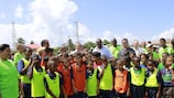 El Presidente de la UEFA Michel Platini y el Presidente de la CONCACAF Jeffrey Webb, con varios chicos en el evento de las Islas Caimán