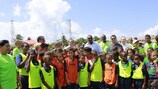 UEFA-Präsident Michel Platini und CONCACAF-Präsident Jeffrey Webb mit Kindern bei einer Breitenfußball-Veranstaltung auf den Cayman Islands