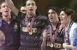 Youri Djorkaeff fête sa victoire en Coupe UEFA en 1997/98
