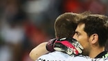 Футболисты "Реала" Серхио Рамос и Икер Касильяс празднуют победу над "Баварией"