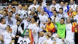 O Real Madrid comemora com o troféu