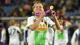Martina Müller, autora del tanto del triunfo para el Wolfsburgo, besa su medalla