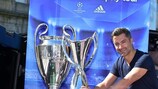 Vítor Baía e il trofeo della UEFA Champions League ad Oporto