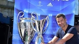 Vítor Baía und der Pokal der UEFA Champions League trafen sich in Porto wieder
