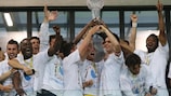 Os jogadores do Gorica erguem a Taça da Eslovénia pela primeira vez desde 2002