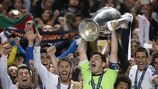 Iker Casillas alza la coppa dopo la finale di UEFA Champions League 2014