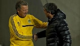 Myron Markevich, then Metalist boss, shakes hands with Juande Ramos