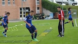 Il tecnico dell'Athletic Loïc Borie mette alla prova i giocani calciatori attraverso una sessione pratica