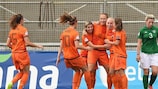 Vivianne Miedema (no centro) é abraçada pelas colegas depois de colocar a Holanda em vantagem