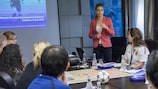 La manager del Programa de Desarrollo de Fútbol Femenino de la UEFA Emily Shaw hace una presentación en el seminario de Gibraltar