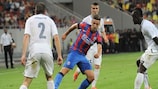 El jugador del Steaua Alexandru Chipciu (centro) intenta marcharse de la defensa del Strømsgodset