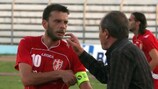 O capitão do Skënderbeu, Bledi Shkëmbi, recebe instruções do seu treinador junto à linha lateral