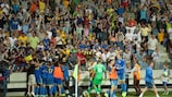 Футболисты БАТЭ празднуют победу с болельщиками