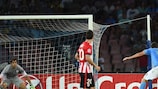 Gonzalo Higuaín atira para o golo do empate