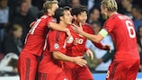 Son Heung-Min (segundo à direita) é felicitado após apontar o golo da vitória do Leverkusen